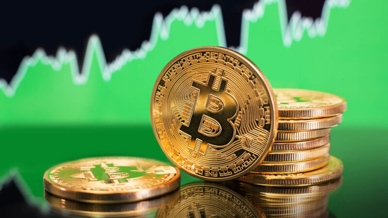 Bitcoin price consolidates under all-time high: When does the next thrust follow?