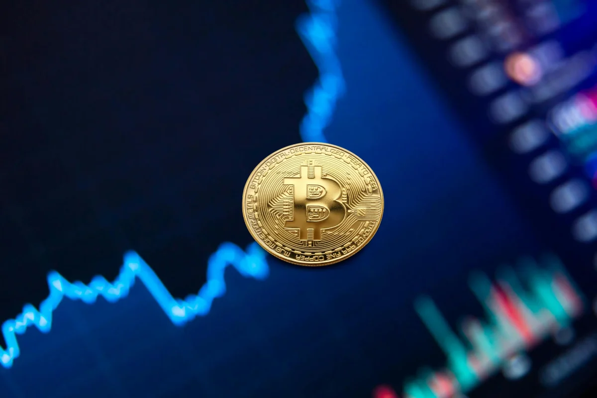 Bitcoin defies fear of the war and starts with an optimistic constellation in June